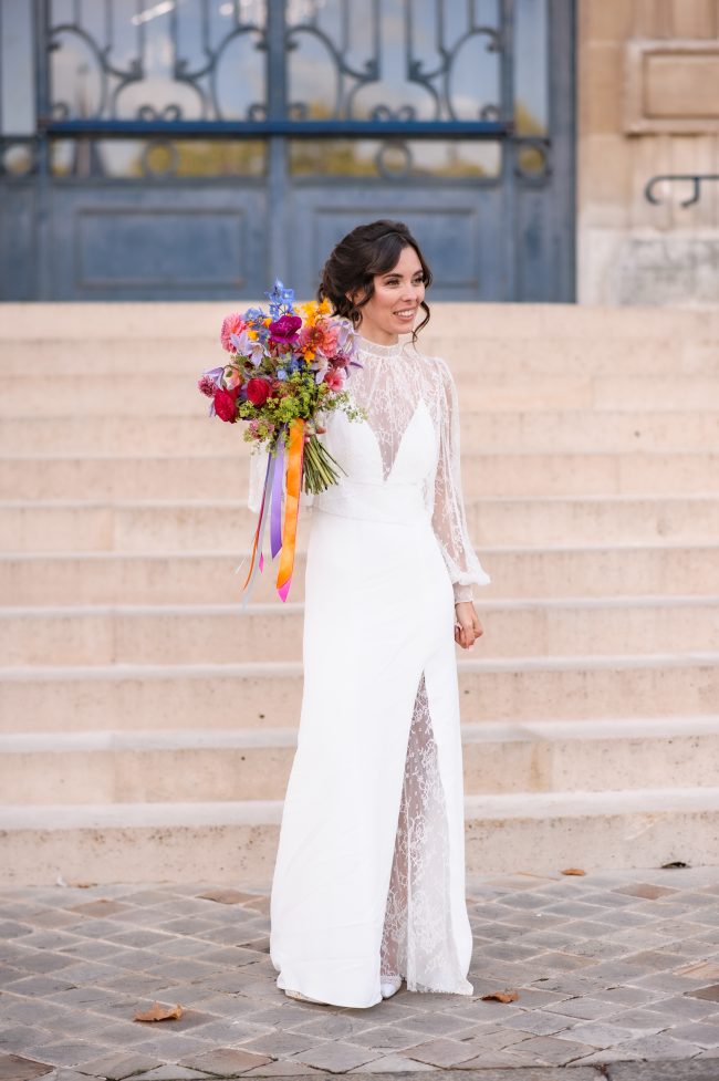 La mariée porte notre robe Nauplie ainsi qu'une blouse amovible en dentelle de Calais.