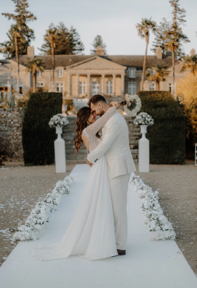 Photo de couple des jeunes mariés après la cérémonie laïque